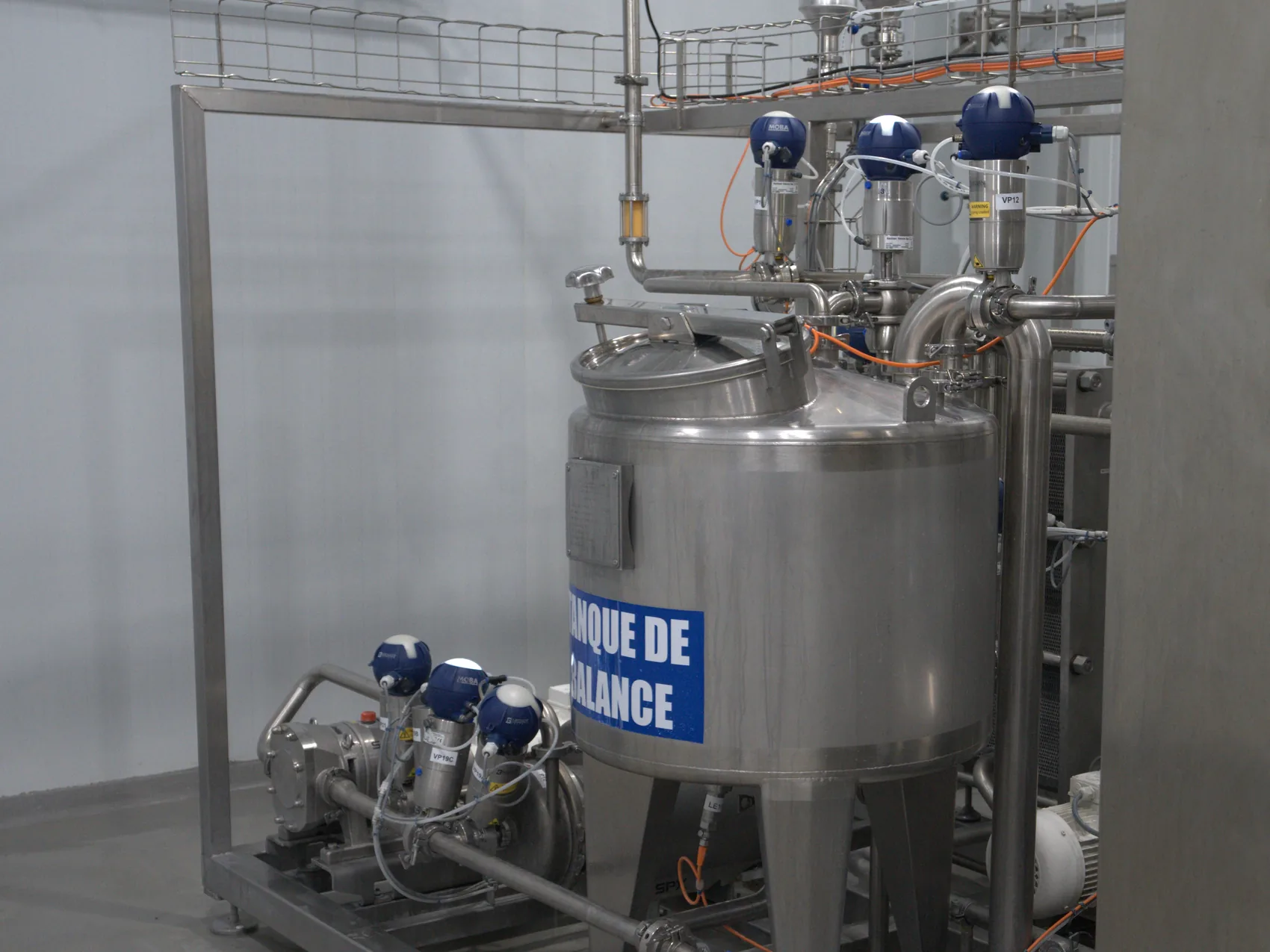 Tanque de balance y conjunto de bombas de la línea de pasteurización